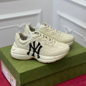 Gucc* SNEAKER